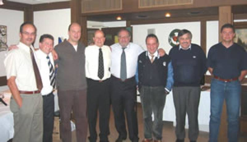 Der Vorstand des Donatorenclubs HCAP zusammen mit dem Vorstand HCAP und Sportmanager Peter Jaks.