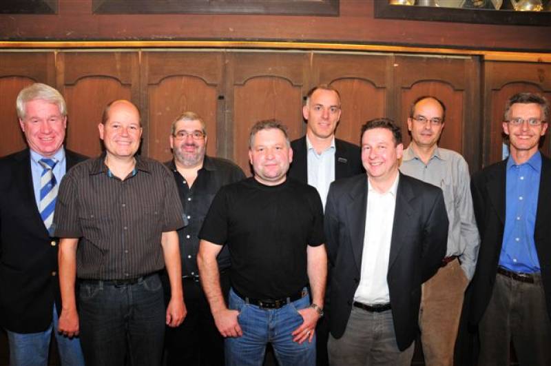 Neuer und bisheriger Vorstand mit den Gästen: v.l.n.r. Peter Mattli, Werner Aschwanden, Daniel von Mentlen, Manfred Mendel, Jean-Jacques Aeschlimann, Beat Musch, Angelo Imholz und Markus Furger